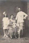 Rij van Aartje 15-08-1890 met man en kinderen )C78V) Nelly.jpg
